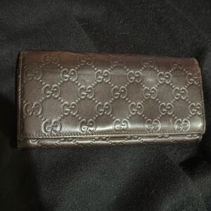 Women’s or Men’s Chocolate Vintage Gucci Long Wallet. So many pockets and 7/10